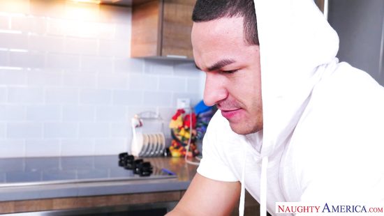 Жена застукала мужа за дрочкой и наказала его сексом на кухонном столе