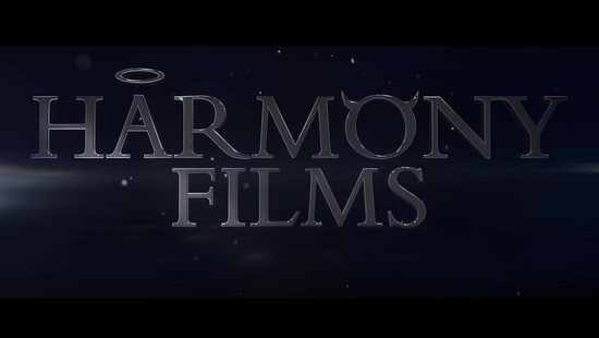 Две подруги ласкают член мужа и трахаются с ним в гостинной на диване