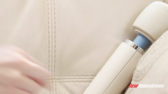 Азиатка и брюнетка на белом диване занялись лесбийской любовью