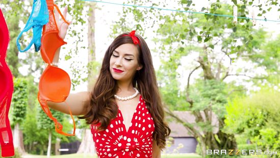 Сосед трахнул деревенскую простушку на заднем дворе её дома