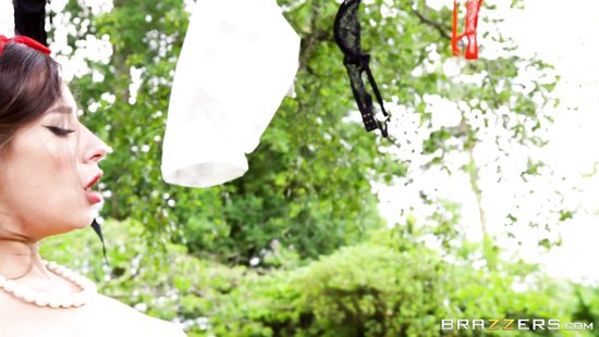 Сосед трахнул деревенскую простушку на заднем дворе её дома