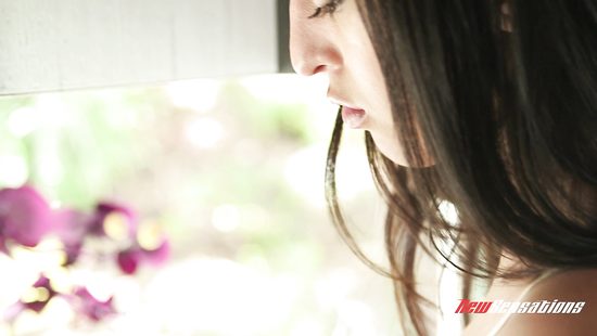 Жена встречает мужа лаской и нежностью соблазняя его на секс