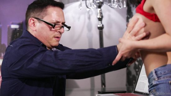 Молодая падчерица совратила своего отчима и развела его на горячий секс