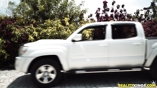 Блондинка пригласила голого соседа к себе домой и дала себя трахнуть