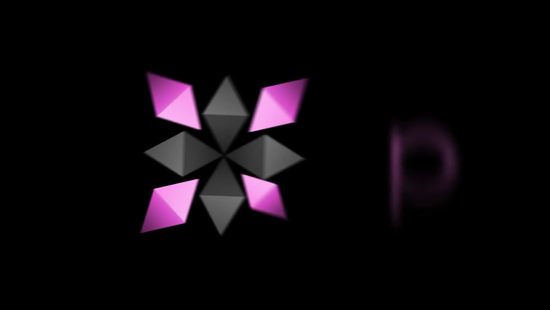 Крепкие руки массажиста ласкают тело брюнетки с волосатым лобком