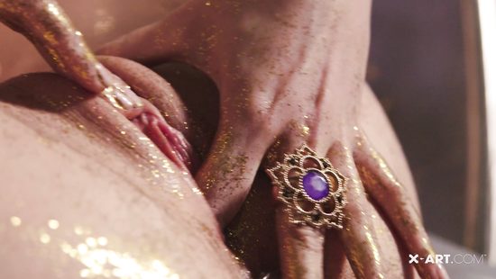 Тело Елены смазано блесками и девушка доводит себя мастурбацией до блаженства