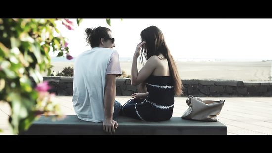 Любовники вспоминают свое первое свидание с бурным сексом на диване