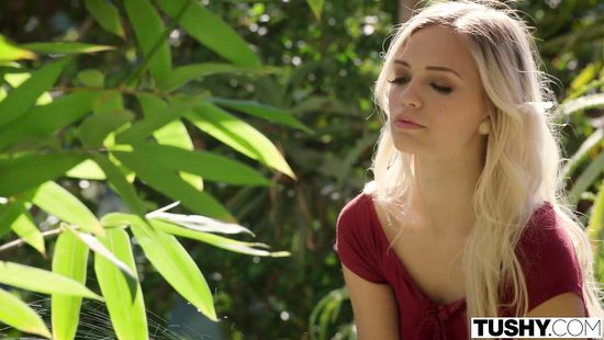 Горячая блондинка подставляет любовнику для секса свою упругую задницу