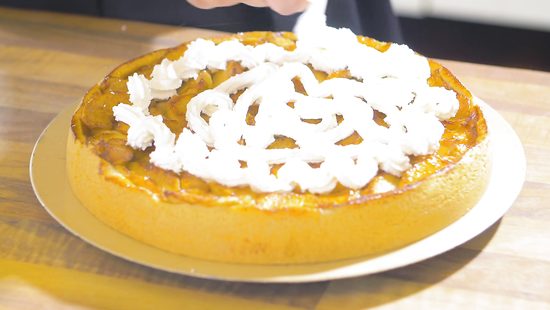 Пышная домохозяйка играет роль рабыни и трахается с завязанными руками