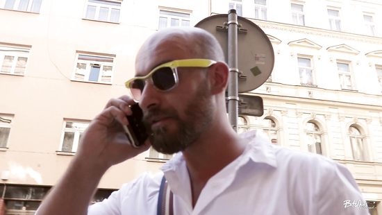 Худенькая девушка пригласила иностранца к себе и подставила свою попку