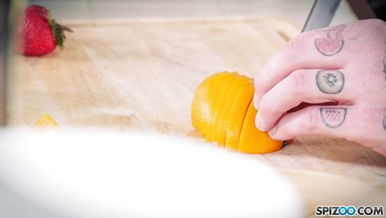 Личный повар блондинки накормил хозяйку большим количеством спермы