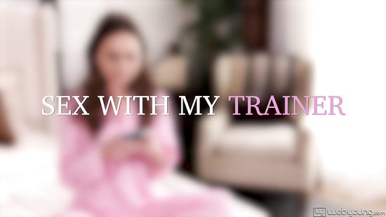 Тренер лесбиянка вылизала дырочки клиентке на природе во время занятий