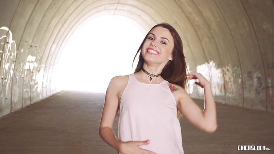 Рыжая студентка в туннели занимается сексом со своим другом