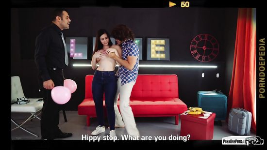 Брюнетка наглядно показала превосходство больших сисек