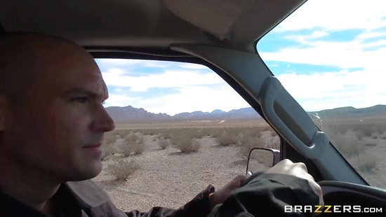 Девушка автомеханик подставляет свои дырки лысому незнакомцу с большим хером