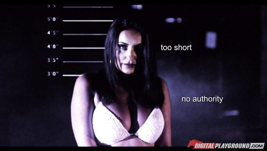 Рыжая помощница Шерлока лижется с сиськастой брюнеткой