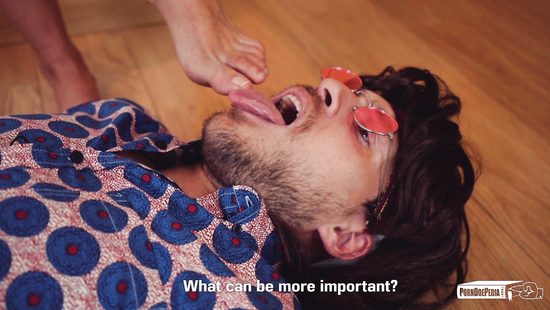 Молодые в роли Адама и Евы преподают основы камасутры