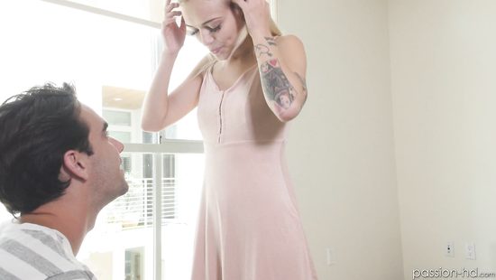 Поклонник зашел в гости к начинающей моделе и соблазнил ее на нежный секс