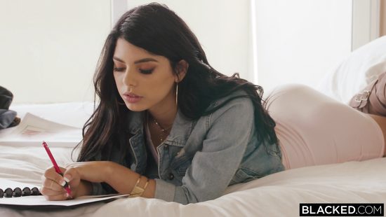 Темноволосая красотка страстно отдалась большому негру