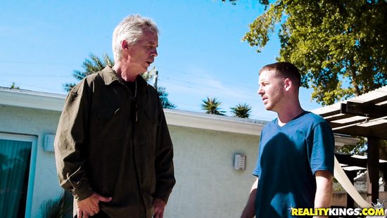 Блондинка отсосала член у бассейна и дала себя оттрахать в доме