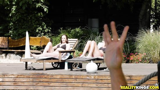 Парни сняли тёлок у бассейна и за пару минут развели на секс