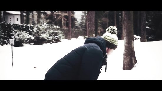 Сексуальная подружка наслаждается классическими ласками в постели