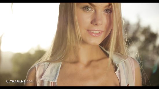 Красивая эротика от блондинки со стройными ногами на свежем воздухе