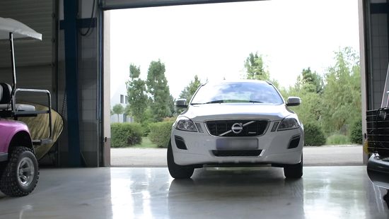 Поймал угонщицу и наказал в гараже и на заднем сиденье авто