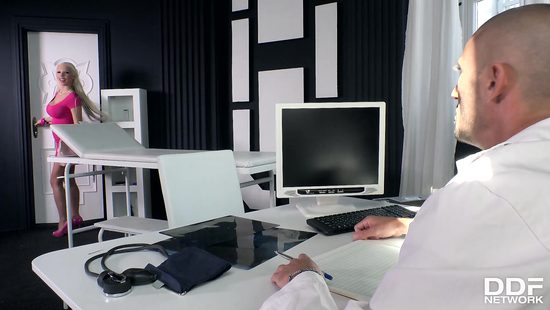 Грудастая пациентка в кабинете смачно отсосала доктору