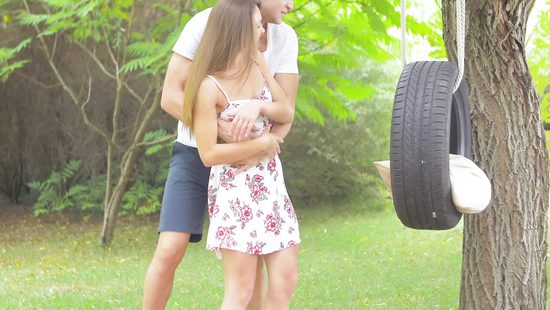 Парень и его сексуальная подруга на природе занимаются страстным сексом