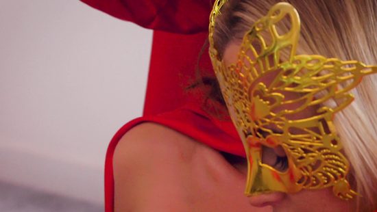 Секта лесбиянок проводит обряд посвящения для новенькой