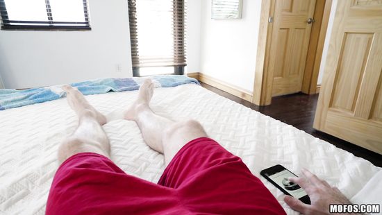 Мулатка с пухлыми губами и маленькой грудью прыгает на члене мужчины