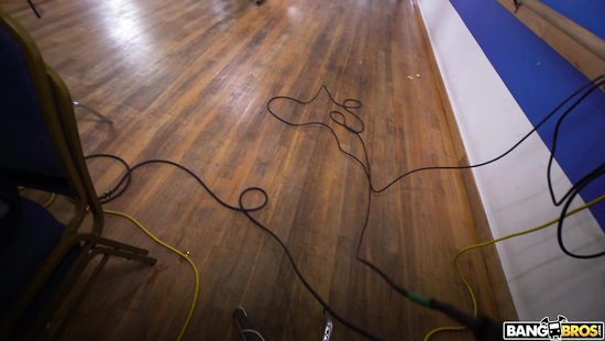 Парень снимает секс с латинкой от первого лица в тренажерном зале