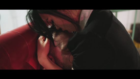 Служанка с волосатой пилоткой напросилась на горячий секс в кресле