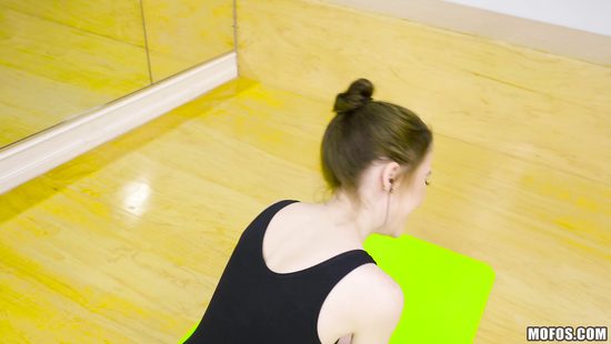 Мужик трахает в очко худосочную гимнастку в гетрах и снимает на видео