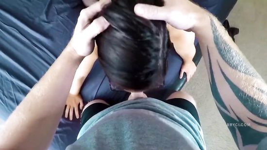 Красотка в очках и чулках подставляет свою киску для интимной близости