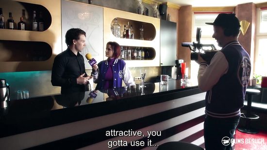 Блондинка в баре отсосала член парня и раздвинула ножки для сексуальных утех