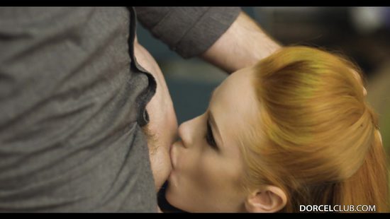 Барменша в подсобке раздвинула ножки перед мужиком и трахнулась с ним