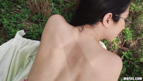 Очкастую студентку пикапер усадил на член и ловко выебал