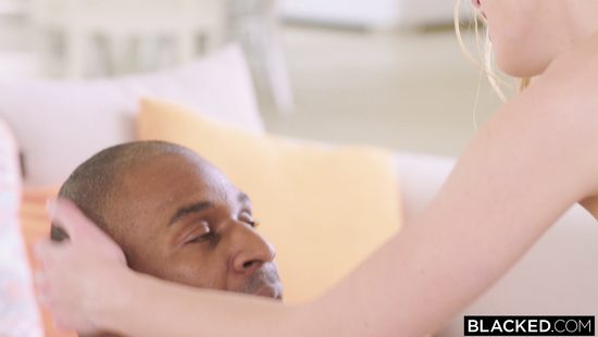 Чтобы попробовать на вкус большой черный член, дочь министра готова на многое