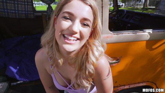 Студентка расплачивается с водителем фургончика глубоким минетом