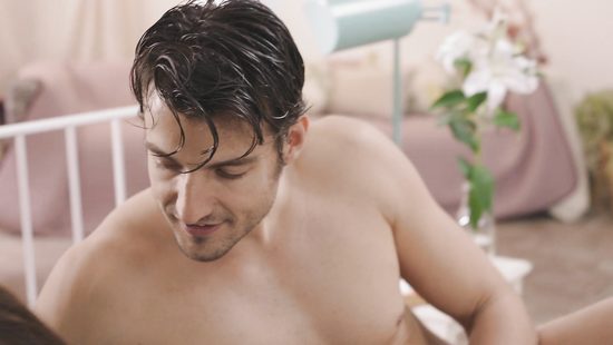 Супруг после душа вылизал киску жены и трахнул её в попку