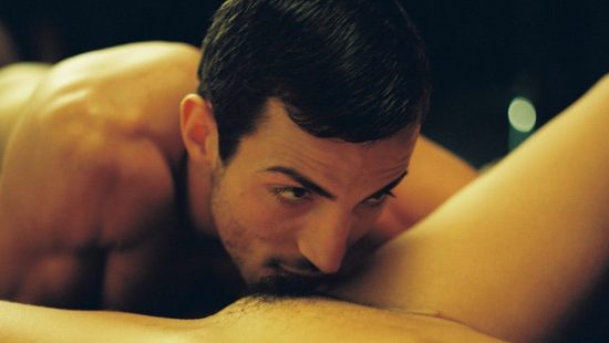 Оператор снял и смонтировал первый секс влюбленной пары