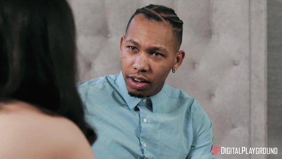 Сучка пригласила друзей на ужин и отлучилась чтобы трахнуться с чёрным самцом