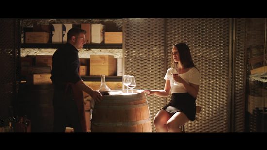 Сомелье прикатал малышку на секс в подсобке