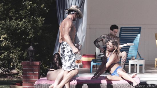 Гитарист прокладывает путь от ушей к пизде любой девушки