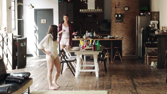 Студентки-лесбиянки приютили у себя дома подружку