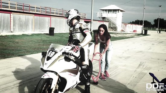 Фанатка отдается в жопу за автограф