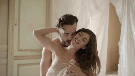 Хипстер красиво присунул подруге в волосатую пизду