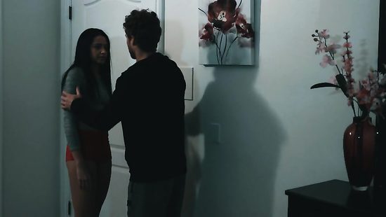 Девушка кучерявого мачо провела ночь с его сводной сестрой